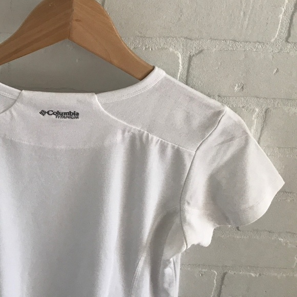 Columbia Women’s Tee White Titanium crew neck Breathable light Size S - Picture 5 of 6